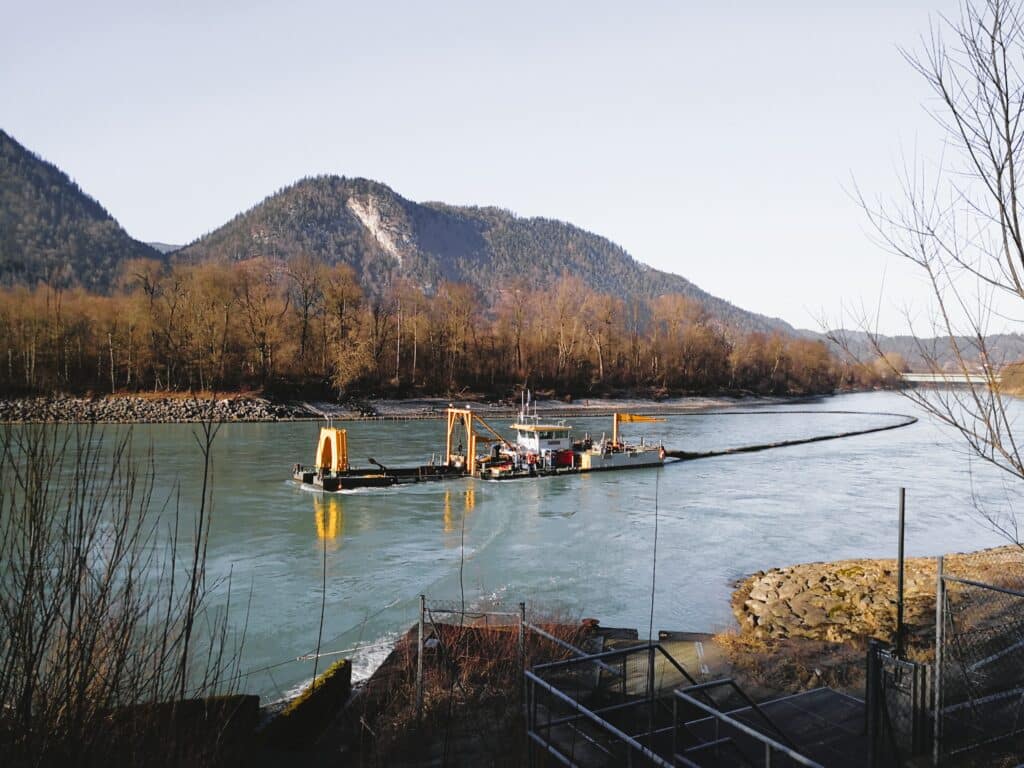 Saugbaggerung am Inn